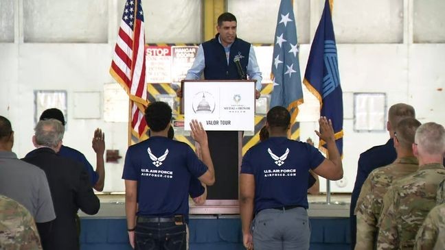 Medal of Honor recipient Captain Flo Groberg (Ret.) swearing in the new recruits. (7News)