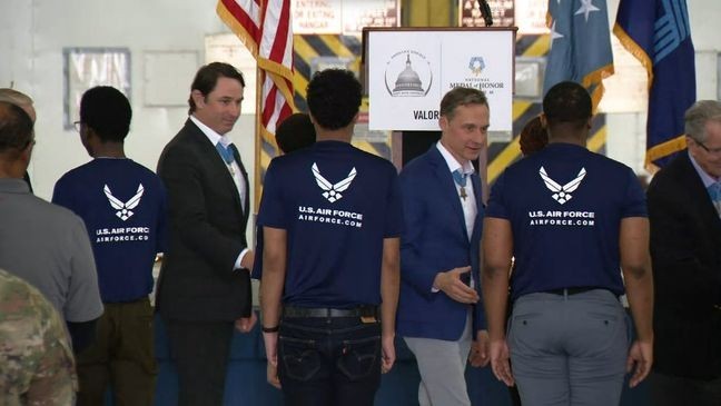 Medal of Honor recipients greeting new military recruits. (7News)