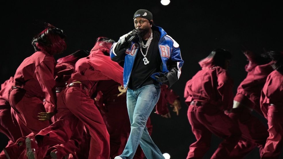 Image for story: Drake complains about Kendrick Lamar's Super Bowl performance in new defamation claims