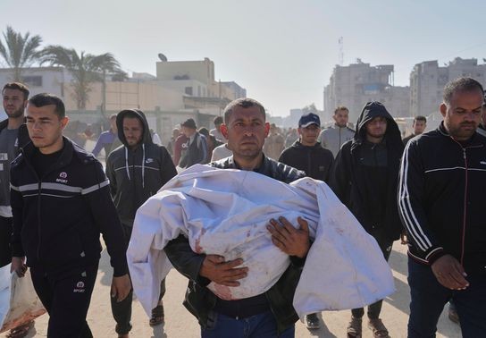Image for story: Israeli strikes on Gaza kill 90 in 48 hours as pressure mounts on Hamas to free hostages