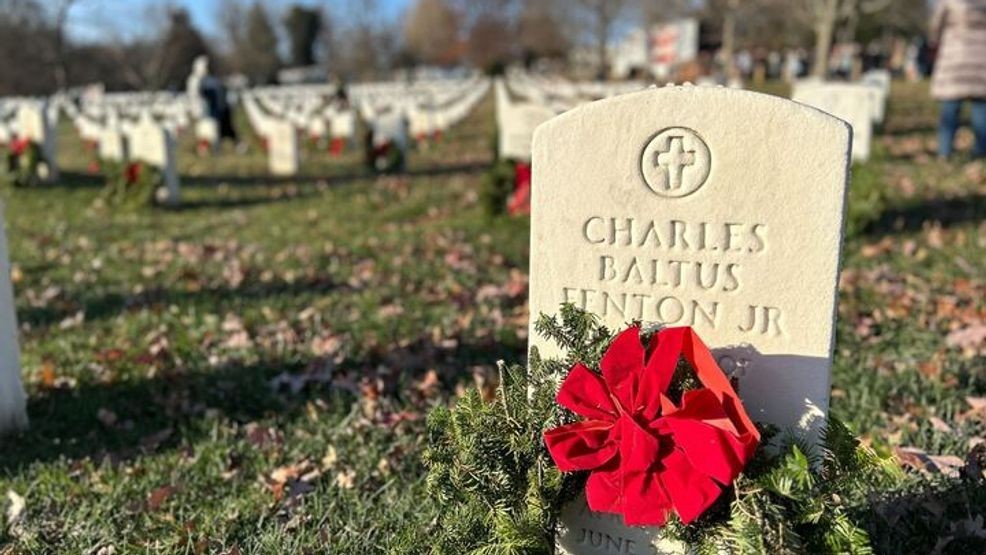 Image for story: 7Salutes: Wreaths Across America